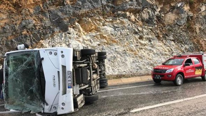 Polis avtobusu aşdı: yaralananlar var