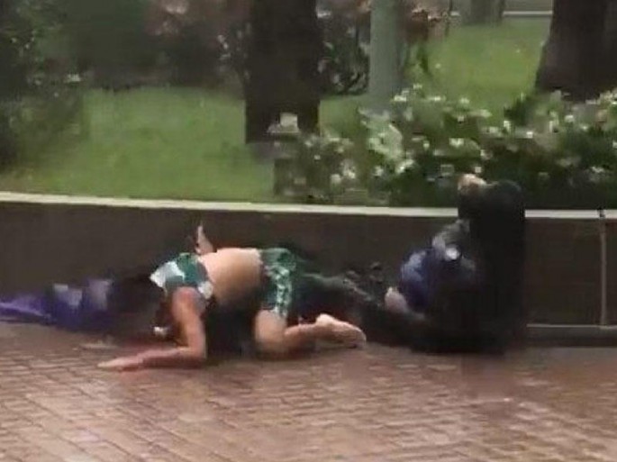 Külək ata ilə oğulu divara çırpdı - VİDEO