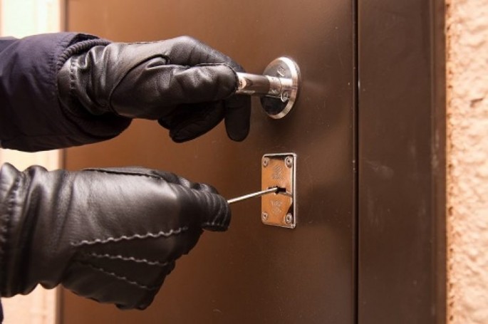 Ər-arvada qarşı quldurluq edən dəstənin məhkəməsi başlayıb