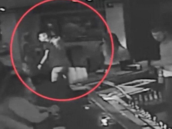 Qız barda arxasına "toxunan" mühafizəçini boğdu - VİDEO