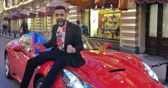 Bloger izləyicisinə "Ferrari"i hədiyyə etdi - VİDEO