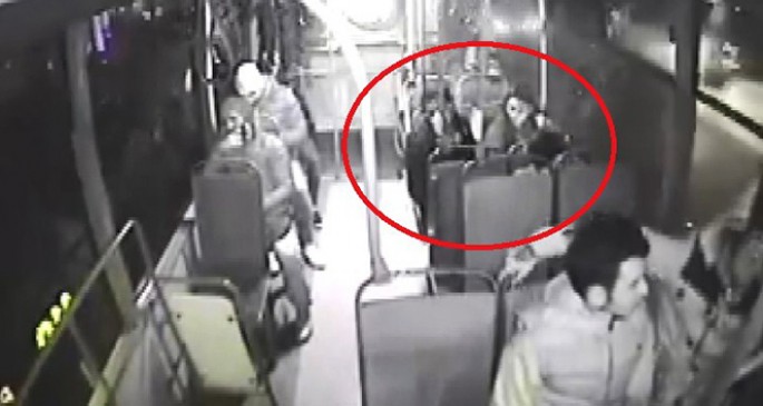Avtobusda əxlaqsızlıq edən adamı döydülər - VİDEO