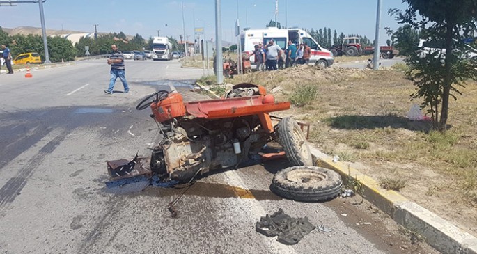 “Audi” traktorla toqquşdu: traktor ikiyə bölündü – FOTO