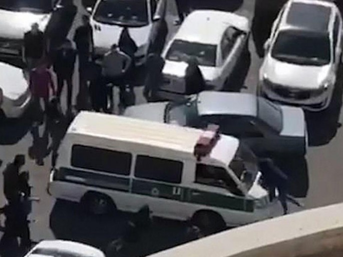 Polislər tələbə qızı maşınla sürüdülər – VİDEO