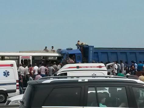 Bakıda dəhşət: Avtobus "Kamaz"la toqquşdu, ölən və yaralılar var - FOTO