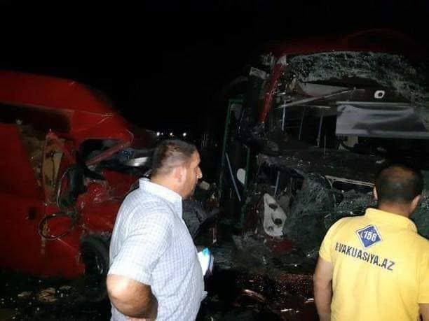 Bakıda yük maşını “Bakubus”un avtobusuna çırpıldı span> - VİDEO