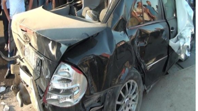 TIR-ın təkəri partladı, yol kənarındakı maşınlara çırpıldı - FOTO 