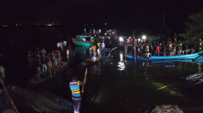 Banqladeşdə iki gəmi toqquşdu - 20 nəfər batıb 