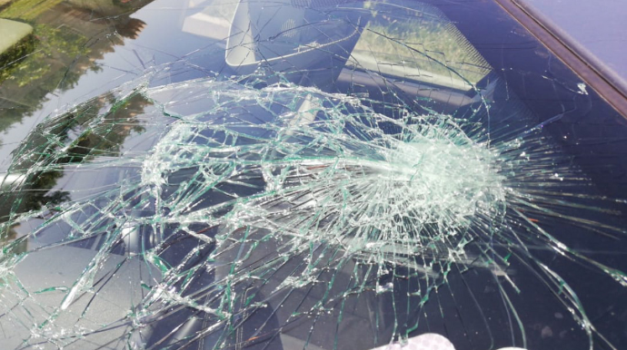 Bakıda "Mercedes" avtobus dayanacağına çırpılıb