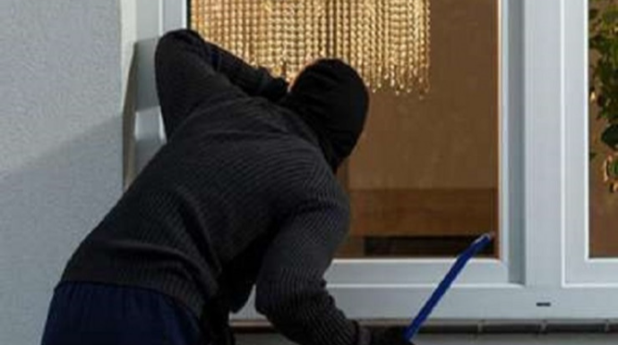 Maska taxıb basqın etdiyi evi yandırdı