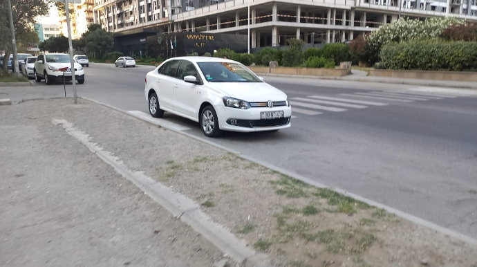 Maşını piyada keçidinin üzərində saxlamaqdan həzz alan SÜRÜCÜ - FOTO 