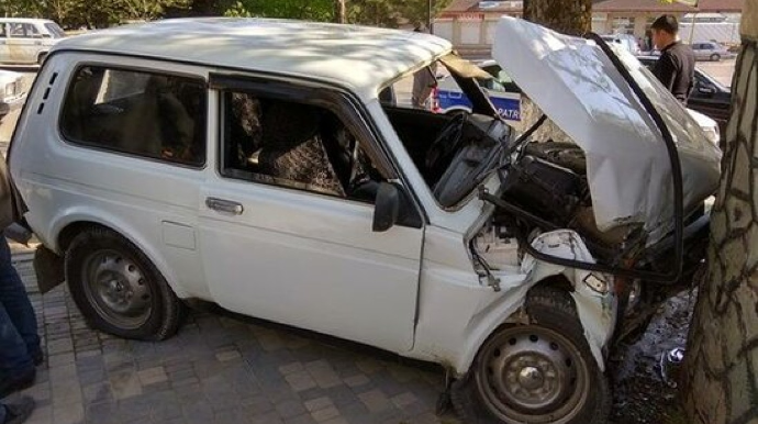 "Niva" traktora çırpıldı - Ölən var 