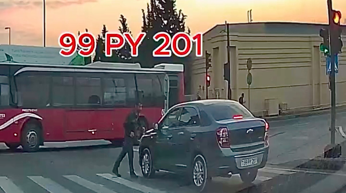 Qırmızı işıqda keçən sürücü piyadanı vurmaqdan güclə yayındı - ANBAAN VİDEO