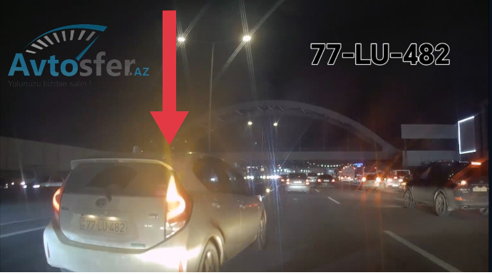 Son anda dönməyə qərar verən sürücü avtomobillərə təhlükə yaratdı - VİDEO