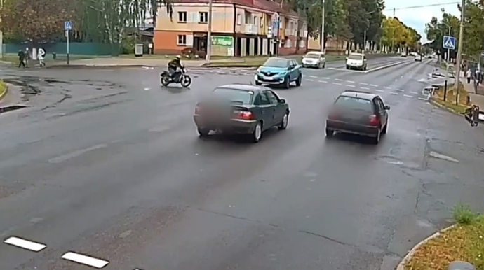 Qırmızıdan keçən motosikletçi “Renault”la toqquşdu - ANBAAN VİDEO 