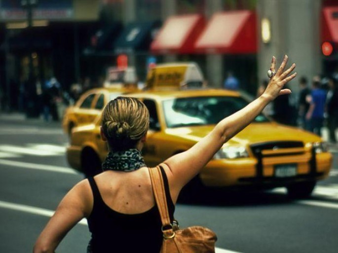 Evli qadın sevgilisi ilə birgə taksi çağırdı, əri gəldi