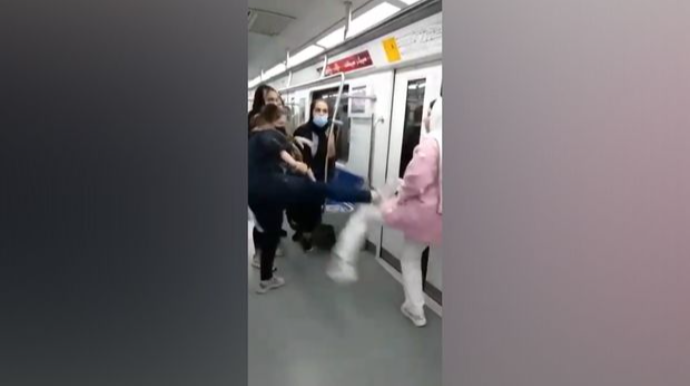 Tehran metrosunda maska üstündə qızlar təpik davasına çıxdılar - VİDEO