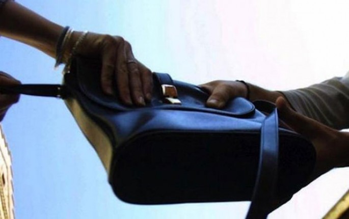 Bakıda qadının içərisində 750 manat olan çantasını əlindən alıblar