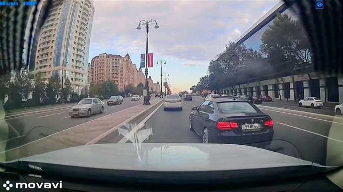 Zolağa baxmadan manevr edən “BMW” sürücüsü yolu kəsərək təhlükə yaratdı   - VİDEO
