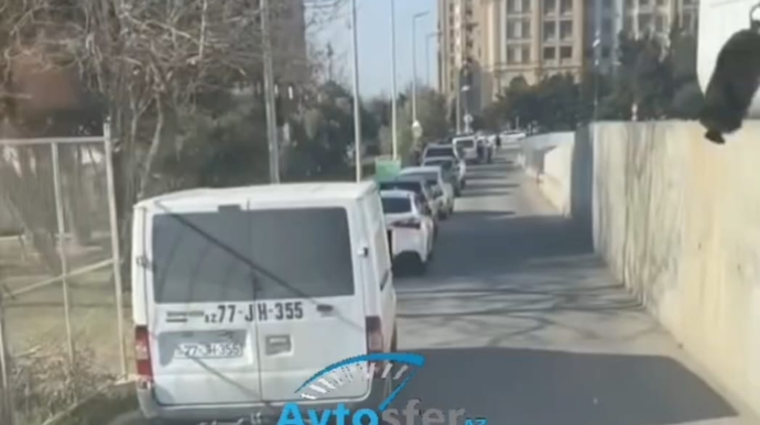 Dar yolda parklanan maşınlar hərəkətə mane oldu; sürücü şikayət etdi - VİDEO 