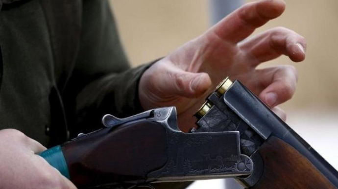 Ağdaşda ova gedən kişi ayağını güllələdi