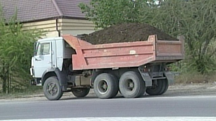 Goranboyda "Kamaz"larla qanunsuz torpaq daşıyanlar aşkarlanıb   