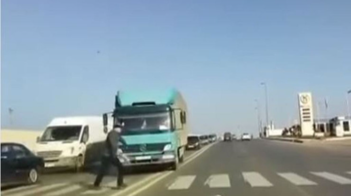 Bakıda piyada sürücüyə adrenalin yaşatdı - VİDEO