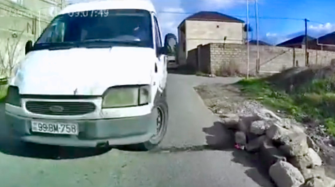 Motosikletin qabağına qəfil çıxan yük maşını qorxulu anlar yaşatdı   - VİDEO