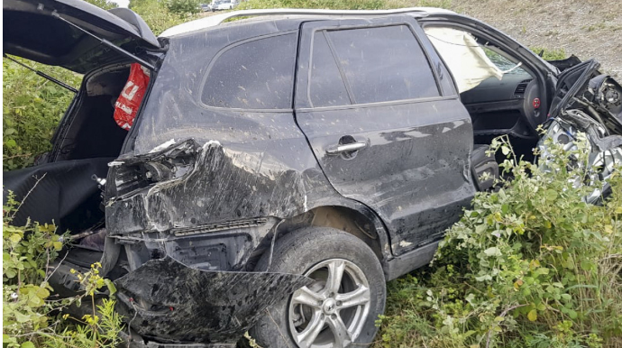 Naftalanda avtomobil dərəyə aşıb, xəsarət alan var  - FOTO