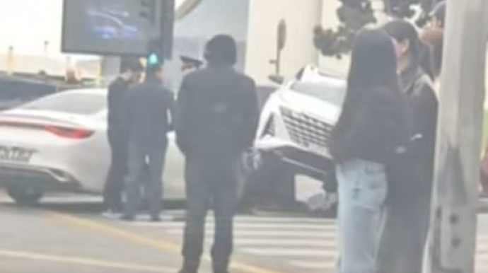 Bakıda Çin istehsalı olan iki maşın toqquşdu - VİDEO 