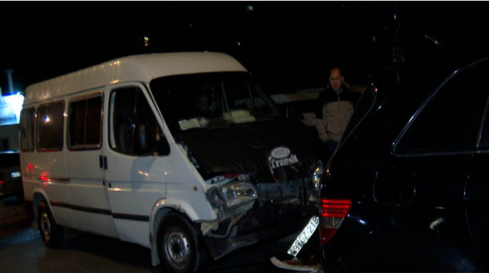 Bakıda mikroavtobusla maşın toqquşub - FOTO 