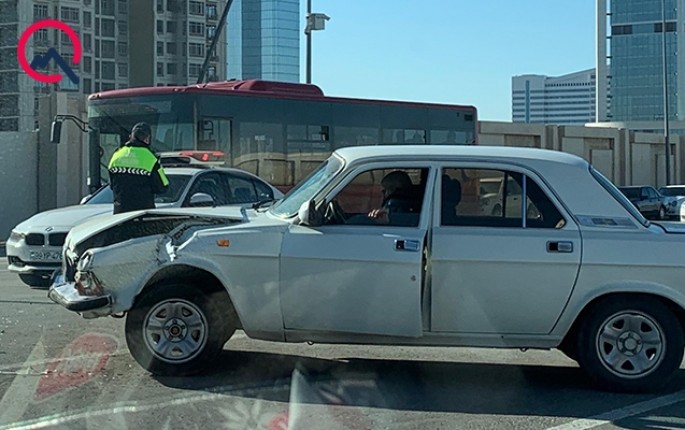 Bakıda AA nömrə nişanlı maşın “X5”lə toqquşdu  - FOTO