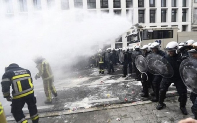 Yanğınsöndürənlərlə polislər arasında çaxnaşma