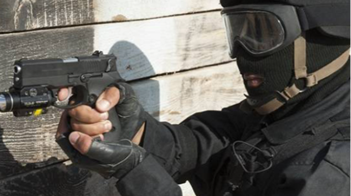 Polis əlində iki bıçaq olan 12 yaşlı kar qızı güllələdi 