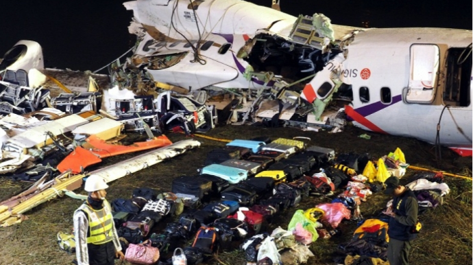 Fransada təyyarə yaşayış massivinə düşdü - Ölənlər var
