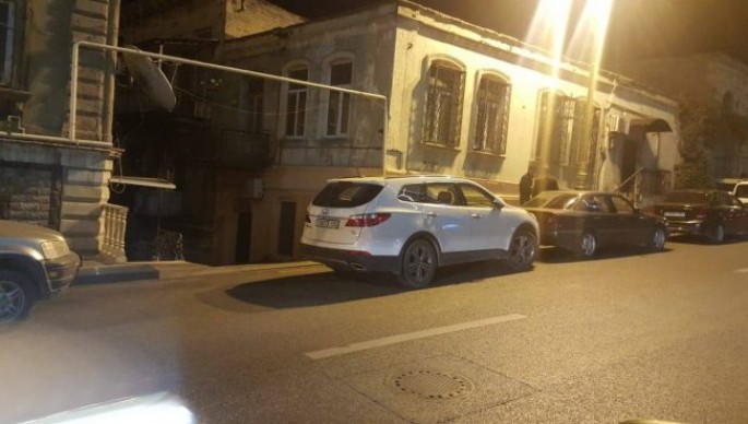 Sürücü yolun girişini bağladı: insanlar evlərinə gedə bilmədi - FOTOFAKT