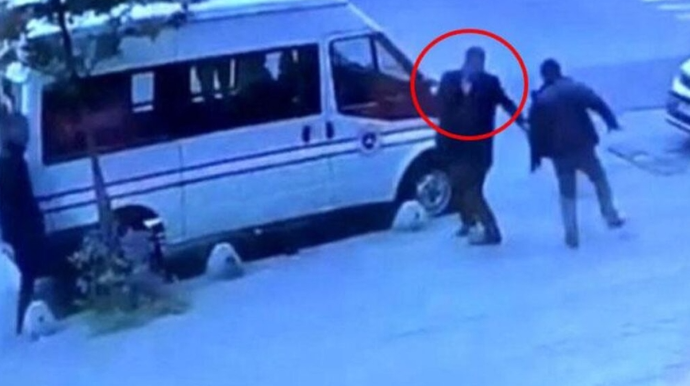 Hakim küçədə çiyninə toxunan şəxsi güllələdi - ANBAAN VİDEO