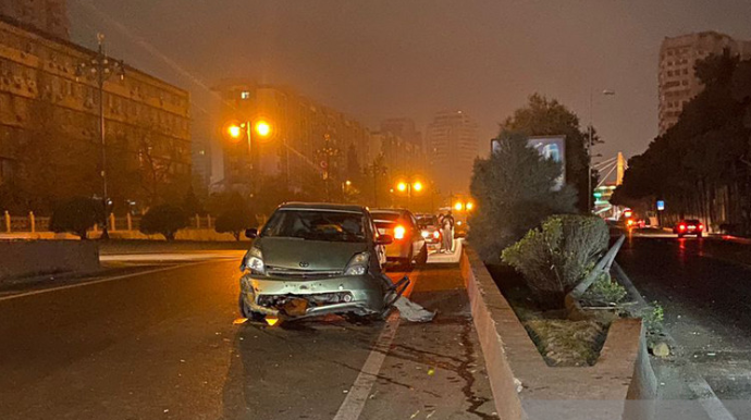 Bakıda idarəetmədən çıxan avtomobil betona, sonra işıq dirəyinə çırpılıb - FOTO 