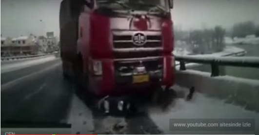 Bu qəzada sürücünün aldığı xəsarət güldürəcək - VİDEO