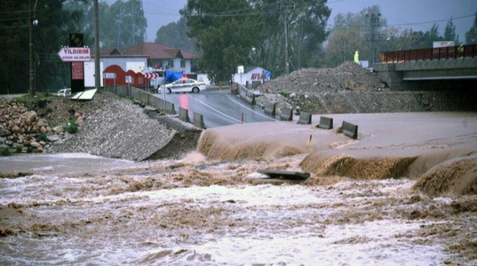 Antalyada dəhşət - küçələr çaya çevrildi 