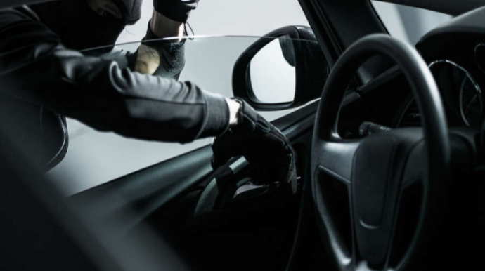 Sərxoş oğlan evin açarı ilə maşınları işə salmaq istədi