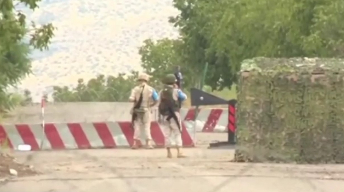 Rusiya sülhməramlıları Ağdam-Xankəndi yoluna tikanlı məftillər DÜZDÜ - VİDEO 