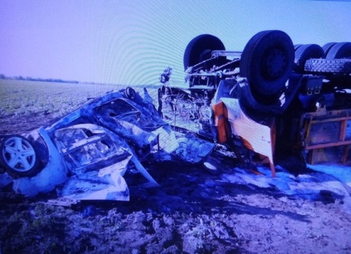 “Renault” “KamAZ”la toqquşdu: 3 qadın yanaraq öldü - FOTO