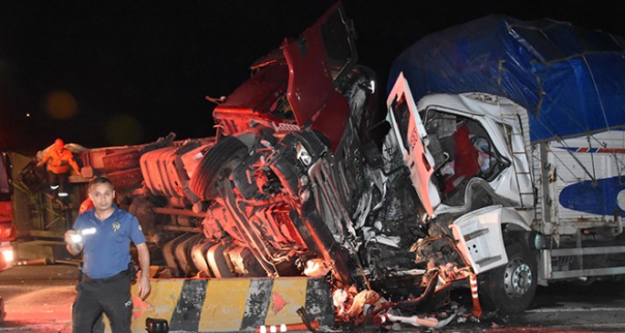 Üç nəqliyyat vasitəsi toqquşdu: 2 ölü, 17 yaralı - FOTO