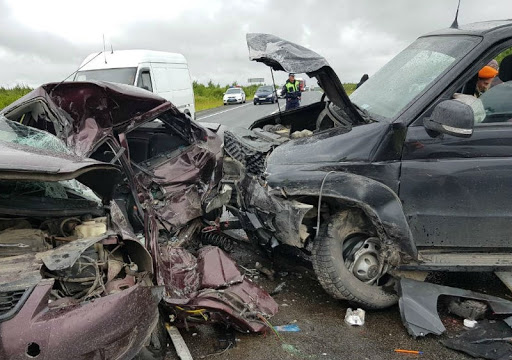 İki avtomobilin və qoşqunun iştirakı ilə ağır yol qəzası: 5 ölü, 2 yaralı