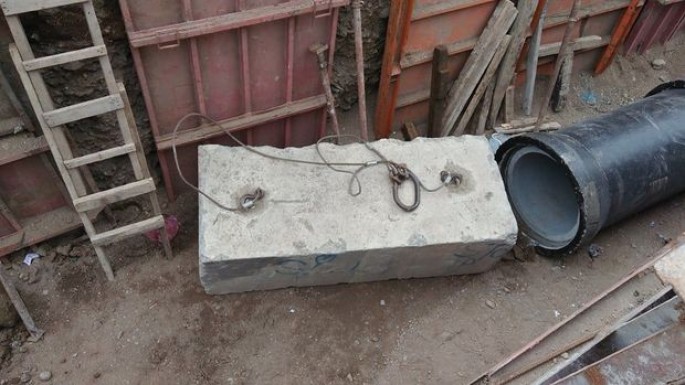 Gəncədə kran aşdı: fəhlə beton blokun altında qaldı – FOTO