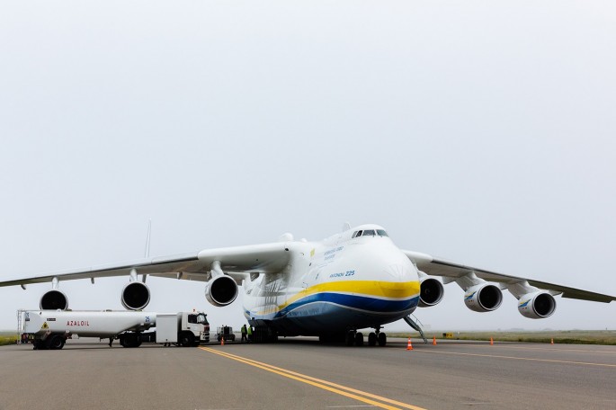 Dünyanın ən iri hava gəmisi Bakıda eniş etdi - FOTO - VİDEO