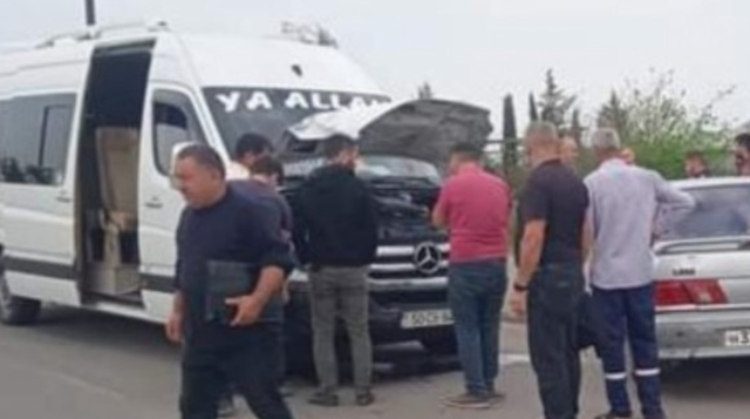 Cəlilabadda sərnişin mikroavtobusu qəzaya düşüb