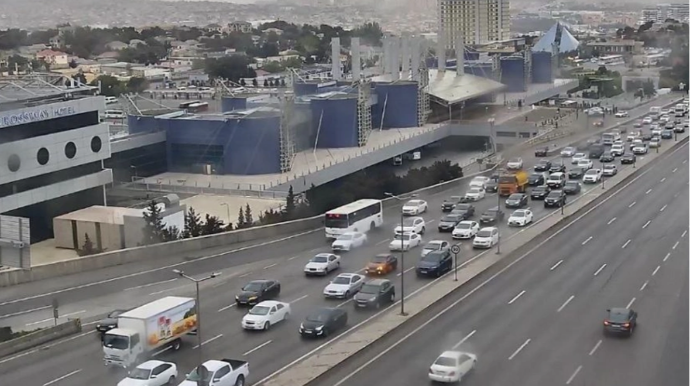 На каких улицах Баку 17 октября наблюдаются транспортные заторы?