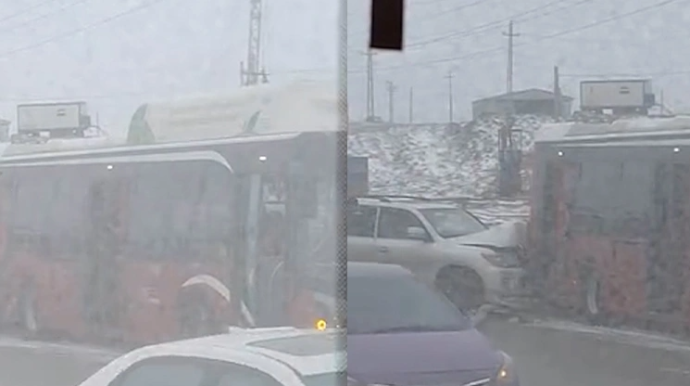 Bakıda "Land Crusier" avtobusa ÇIRPILDI - "BakuBus" sürücüsü xəsarət aldı - VİDEO